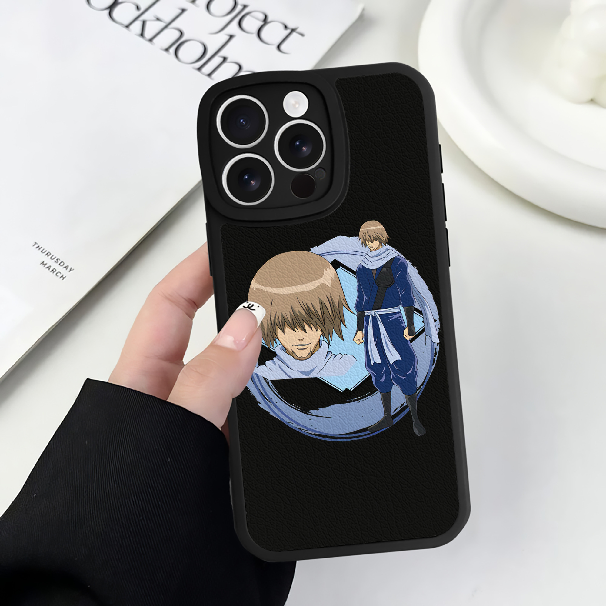（画像用） ぎんたま 坂田銀時（さかたぎんとき） 神楽 志村新八（しむら しんぱち） GINTAMA Sakata Gintoki Kagura Shimura Shinpachi 【iPhone 16シリーズ対応】シリコンスマホケース（レザー調） 材質：シリコン